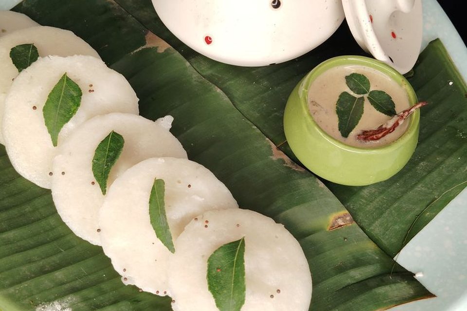 Soft steamed idly with sambar and chutney